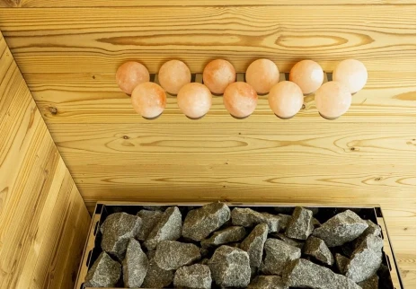 Prednosti himalajske soli v savni in kako jo tam uporabljati