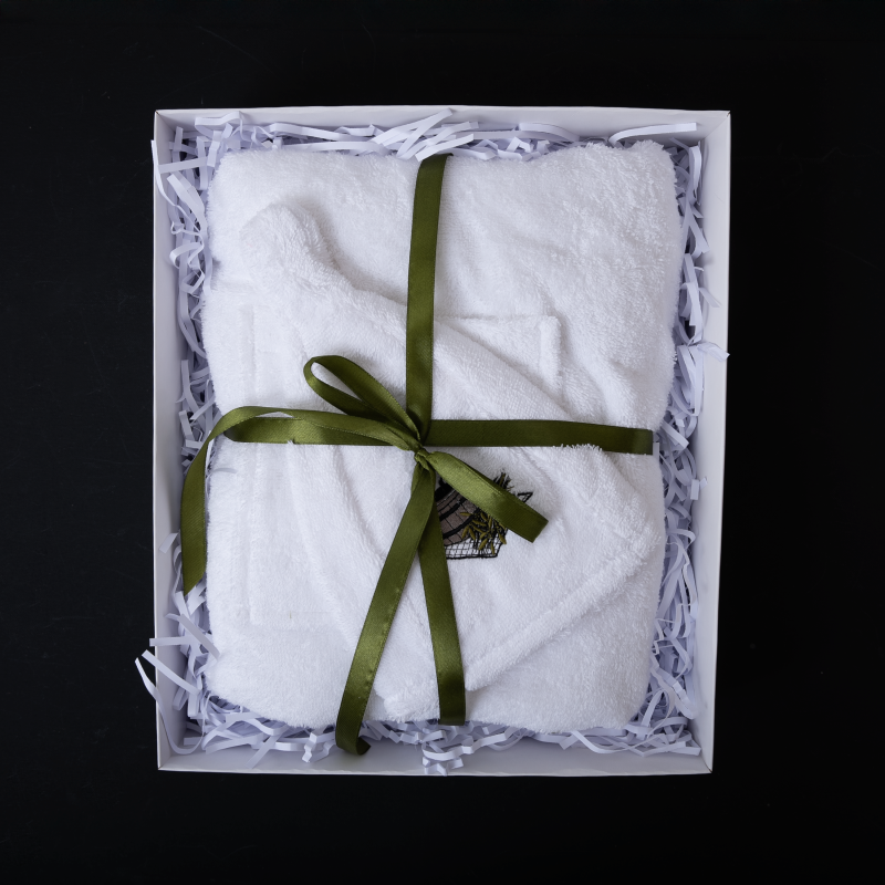 Darilni set Zanjo - BEL, 75x140 cm, v darilni škatli. Predpasnik in kapa za savno