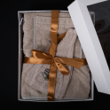 Darilni set Zanjo - PERILO, 75x140 cm, v darilni škatli. Predpasnik in kapa za savno - 0
