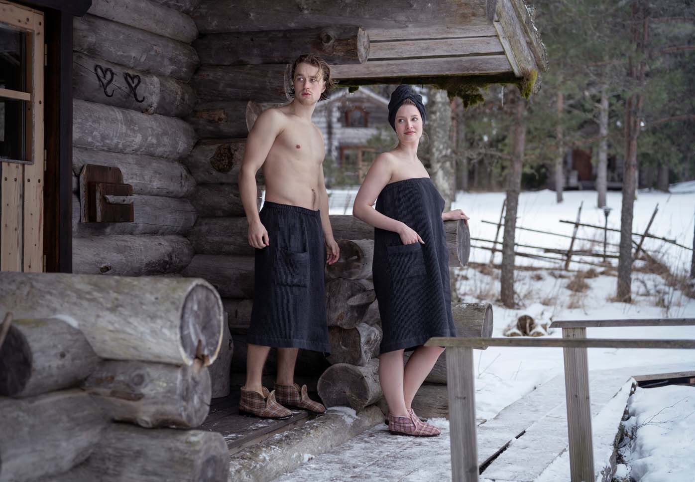 Moški in ženska v oblačilih za savno