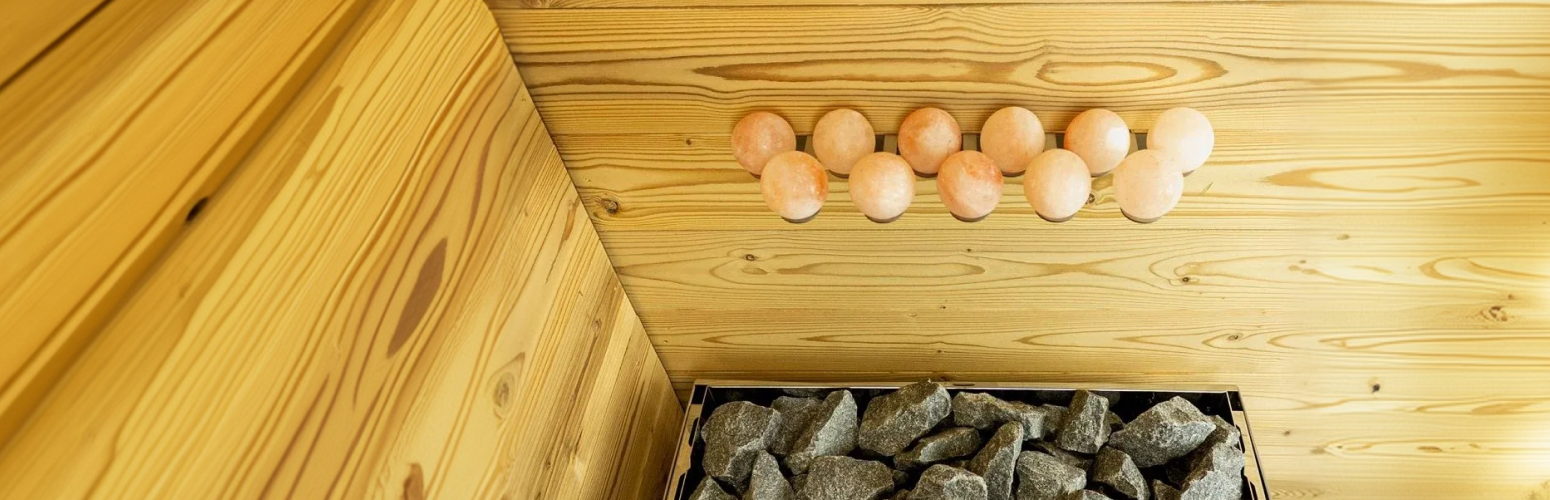 Prednosti himalajske soli v savni in kako jo tam uporabljati