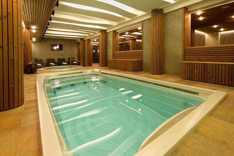 Notranji plavalni spa USSPA, nameščen v wellness območju z ločeno cono za sprostitev