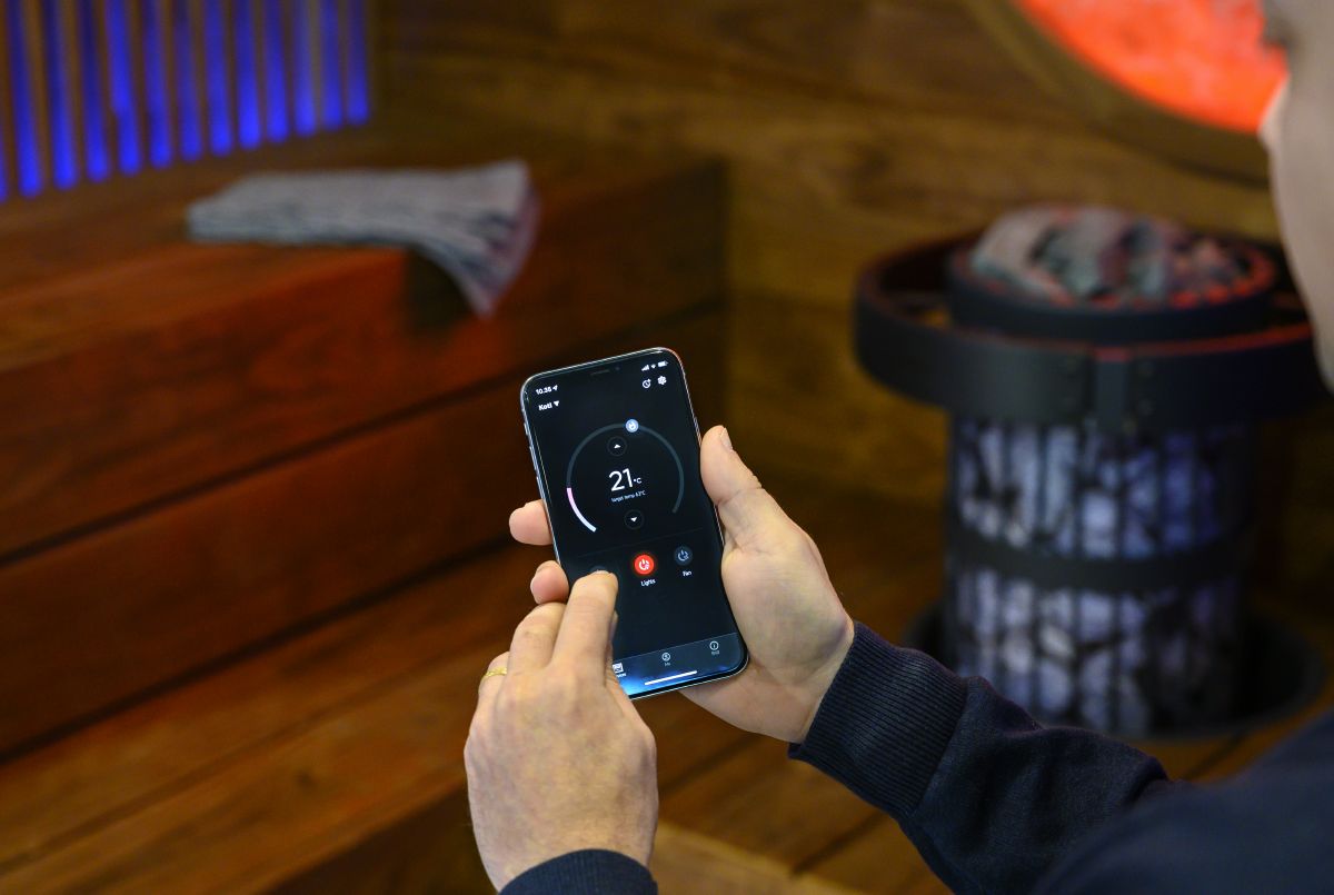 oseba, ki upravlja opremo za savno z mobilno aplikacijo MyHarvia
