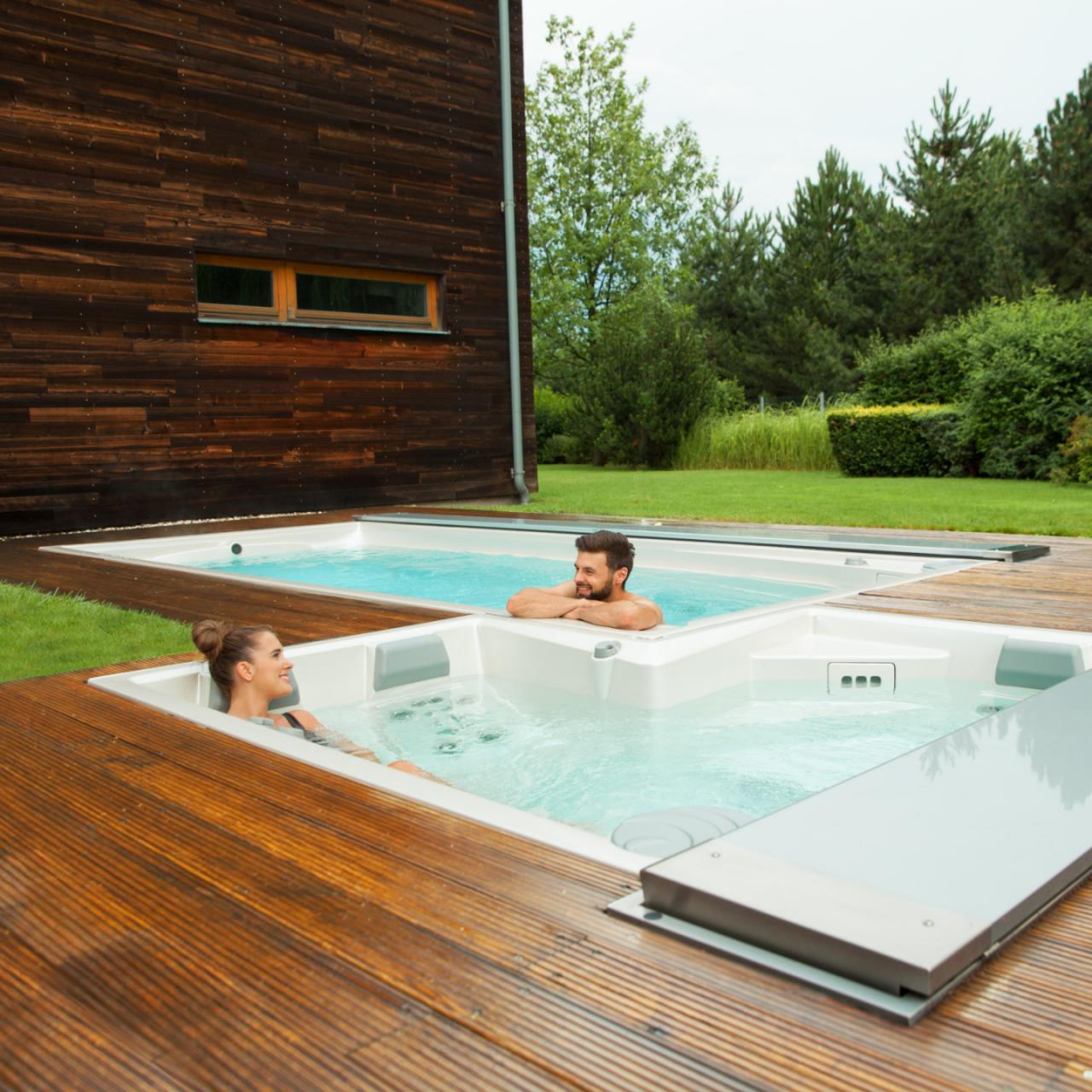 Par se sprošča v zunanjem spa centru USSPA in bazenih swim spa, nameščenih na leseni terasi