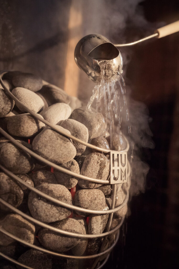 Kako pravilno naliti vodo na kamne električnega grelnika savne