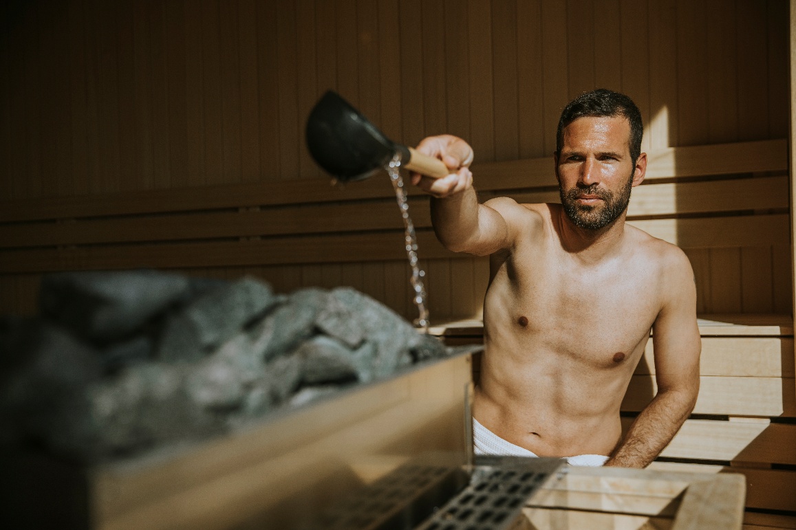 Polivanje vode na kamne za savno
