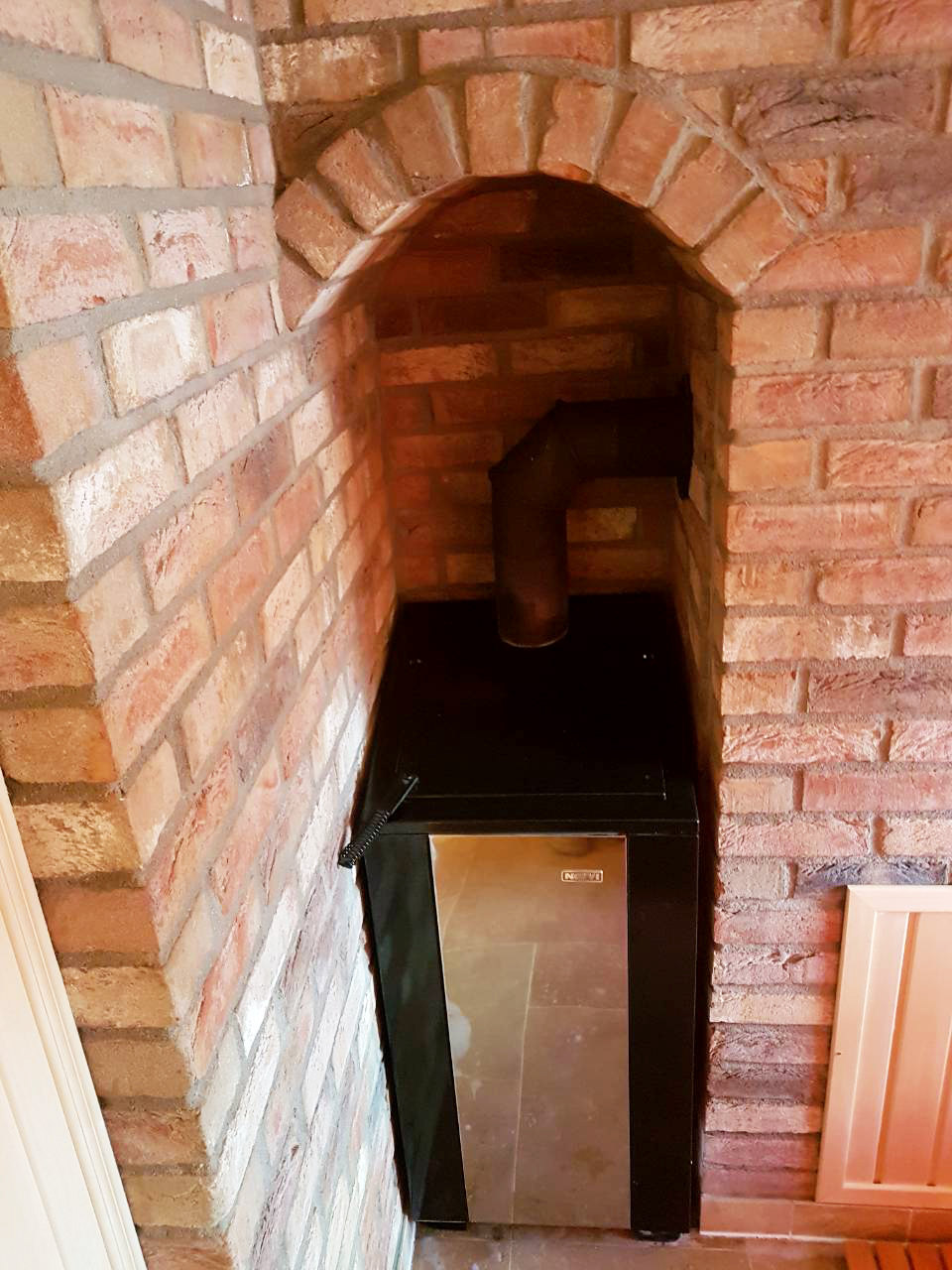 Savna s toplotnoizolacijskim grelcem in oknom